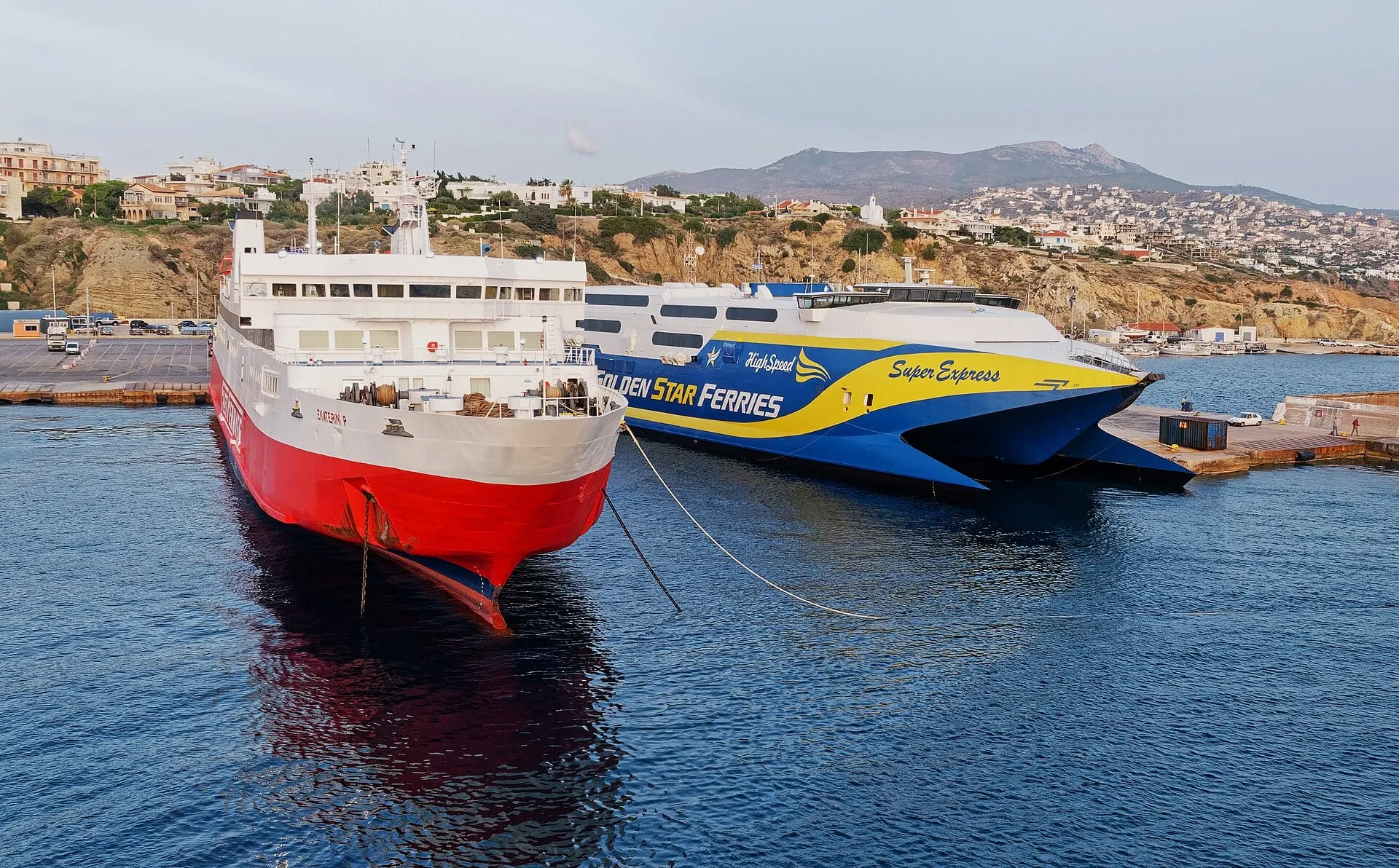 Ein Katamaran Super Express von Golden Star Ferries und eine rot-weiße Fähre im Hafen von Rafina