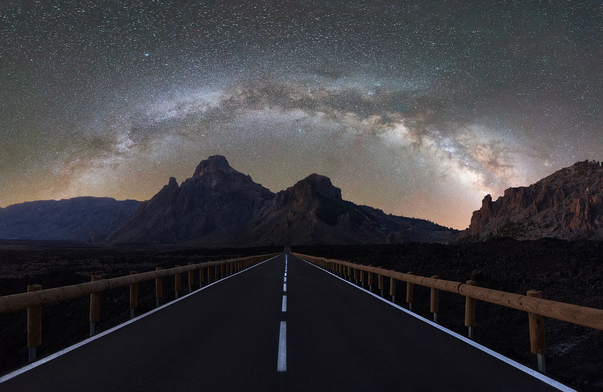 La Via Lattea che si inarca sopra la strada che attraversa il Parco Nazionale del Teide di notte