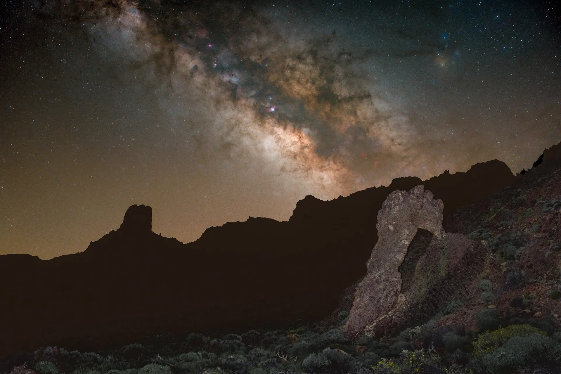 La Via Lattea sopra le formazioni di roccia lavica del Parco nazionale del Teide