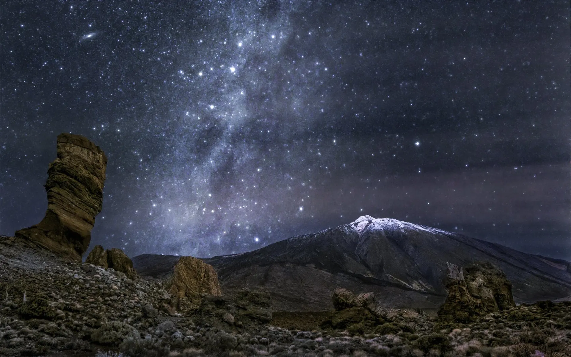 La Via Lattea sopra i Roques de García, con la cima innevata del Teide sullo sfondo