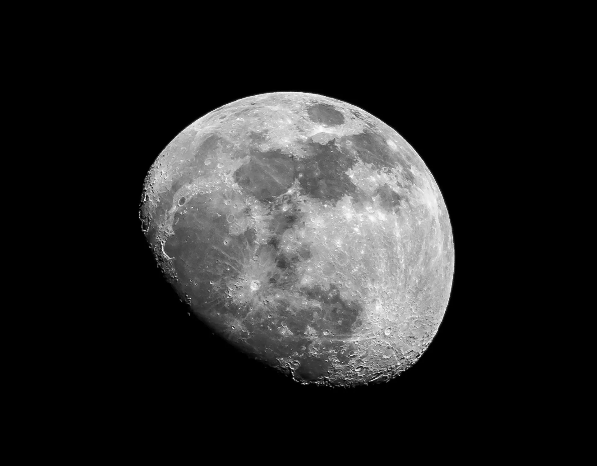 La Luna in primo piano, così come la mostra un telescopio