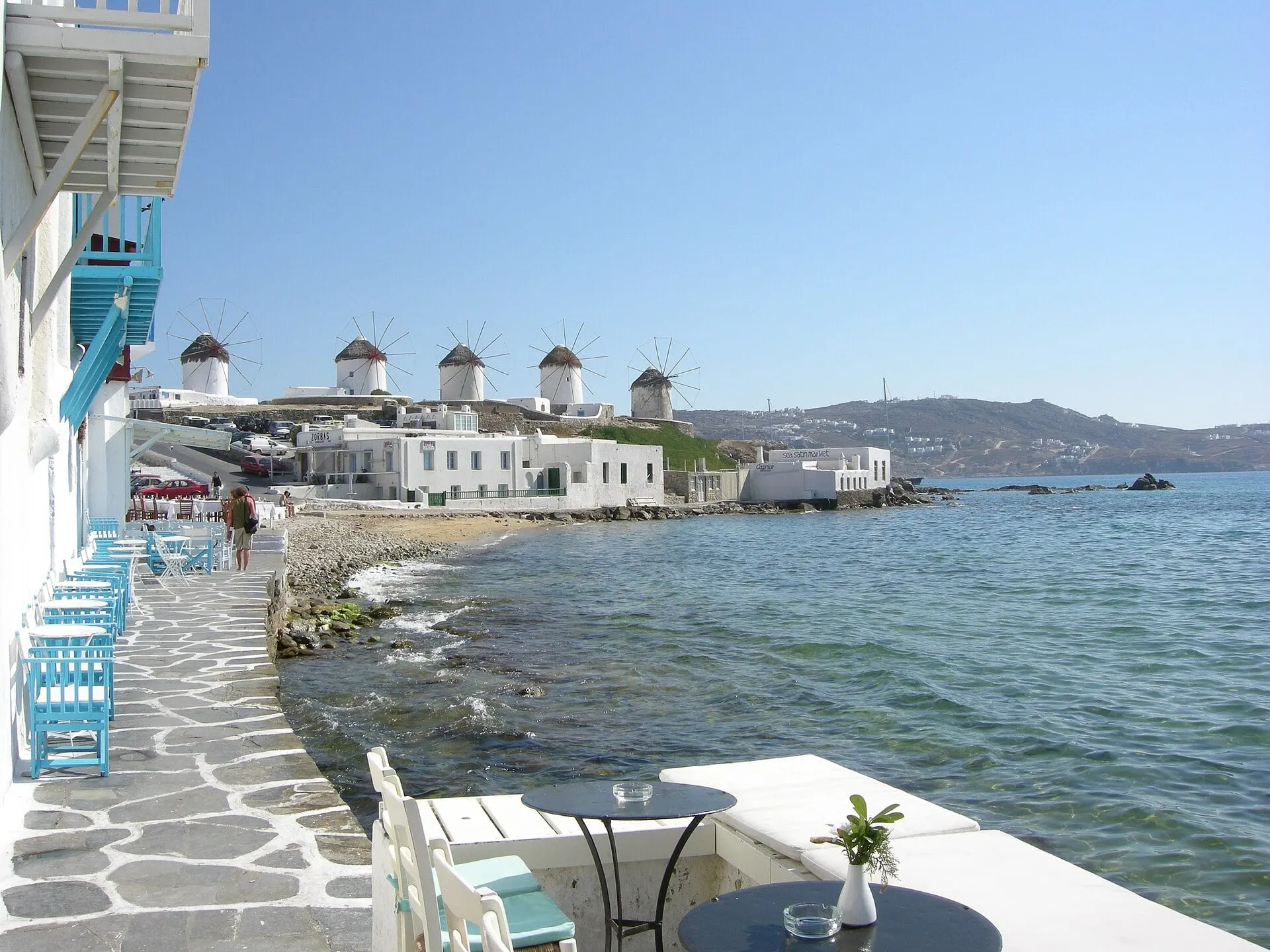 Die Windmühlen von Mykonos auf ihrem Kamm, von der Uferfront in Klein-Venedig aus gesehen